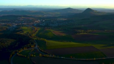 Almanya 'da Engen ve Bargen şehrinin çevresindeki hava manzarası. Sonbaharda güneşli bir öğleden sonra, sonbahar. Uzaklaştırılmış panorama görünümü.