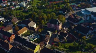 Almanya 'daki Bondorf şehrinin hava görüntüsü. Sonbaharda güneşli bir günde, sonbahar. Saraydan uzaklaşın..