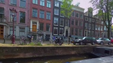 Yazın güneşli bir günde Amsterdam 'da bir kanalda tekneye binmek..