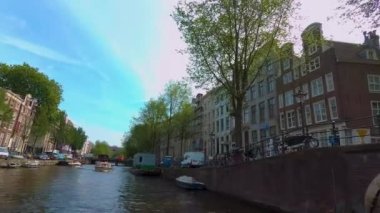 Yazın güneşli bir günde Amsterdam 'da bir kanalda tekneye binmek..