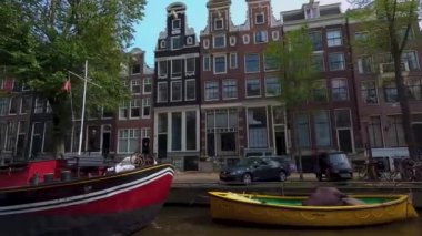 Yazın güneşli bir günde Amsterdam 'da bir kanalda tekneye binmek..