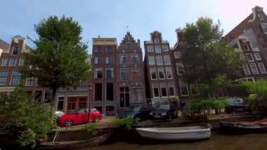 Yazın güneşli bir günde Amsterdam 'da bir kanalda tekneye binmek..