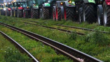Sonbaharda Stuttgart 'ta traktörlerle yapılan çiftçi gösterisi. Ekim 2019' da caddede giden traktörlerin plakalarını göremezsiniz..