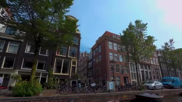 Montar Barco Canal Largo Casas Amsterdam Verano Día Soleado — Vídeo de stock