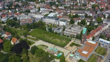 Almanya 'daki Darmstadt şehrinin hava görüntüsü. Yazın güneşli bir günde. 