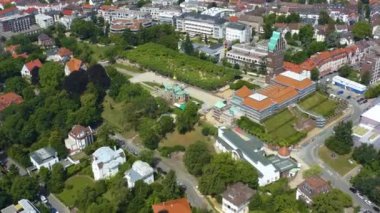 Almanya 'daki Darmstadt şehrinin hava görüntüsü. Yazın güneşli bir günde. 