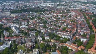 Almanya 'daki Darmstadt şehrinin hava görüntüsü. Yazın güneşli bir günde. 