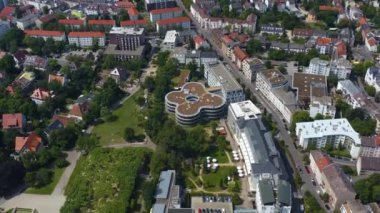 Almanya 'daki Darmstadt şehrinin hava görüntüsü. Yazın güneşli bir günde. 