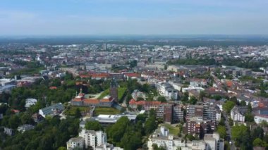 Almanya 'daki Darmstadt şehrinin hava görüntüsü. Yazın güneşli bir günde. 