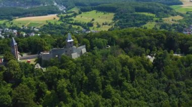 Almanya 'daki Mhltal yakınlarında Burg Frankenstein kalesinin havadan görünüşü. Yazın güneşli bir günde. 