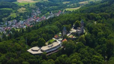 Almanya 'daki Mhltal yakınlarında Burg Frankenstein kalesinin havadan görünüşü. Yazın güneşli bir günde. 