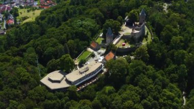 Almanya 'daki Mhltal yakınlarında Burg Frankenstein kalesinin havadan görünüşü. Yazın güneşli bir günde.