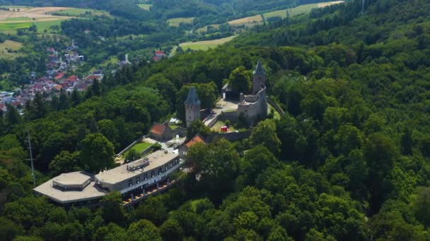 城の空中ビュードイツのモールに近いブルグ フランケンシュタイン 夏の晴れた日に — ストック動画