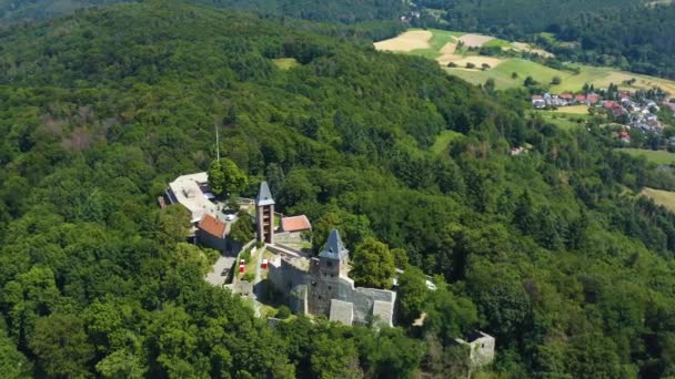 독일의 므탈에 가까운 부르크 프랑켄슈타인성을 공중에서 바라본 것이다 여름날 — 비디오