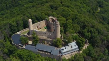  Schloss Auerbach kalesinin ve Almanya 'nın Zwingenberg kentinin havadan görüntüsü.