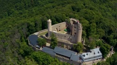 Schloss Auerbach kalesinin ve Almanya 'nın Zwingenberg kentinin havadan görüntüsü.
