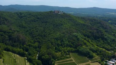  Schloss Auerbach kalesinin ve Almanya 'nın Zwingenberg kentinin havadan görüntüsü.