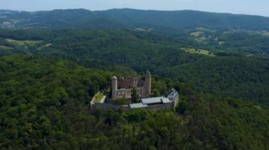  Schloss Auerbach kalesinin ve Almanya 'nın Zwingenberg kentinin havadan görüntüsü.