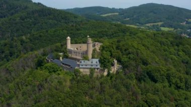  Schloss Auerbach kalesinin ve Almanya 'nın Zwingenberg kentinin havadan görüntüsü.