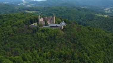 Schloss Auerbach kalesinin ve Almanya 'nın Zwingenberg kentinin havadan görüntüsü.