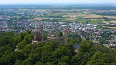 Schloss Auerbach kalesinin ve Almanya 'nın Zwingenberg kentinin havadan görüntüsü.