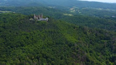 Schloss Auerbach kalesinin ve Almanya 'nın Zwingenberg kentinin havadan görüntüsü.