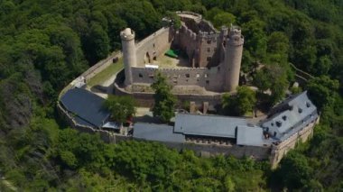 Schloss Auerbach kalesinin ve Almanya 'nın Zwingenberg kentinin havadan görüntüsü.