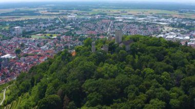 Almanya 'daki Heppenheim şehrinin yanındaki Starkenburg kalesinin hava manzarası..