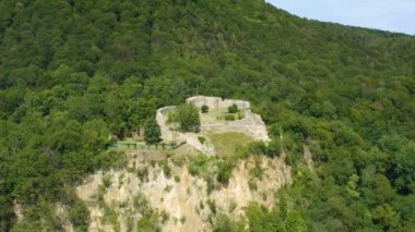 Almanya 'daki Dossenheim şehrinin yanındaki Schauenburg kalesinin hava görüntüsü..