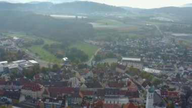 Sonbaharda güneşli bir günde Almanya 'da Constance Gölü' nün yanındaki Stockach şehrinin hava manzarası. 