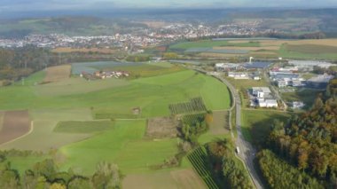 Sonbaharda güneşli bir günde Almanya 'da Constance Gölü etrafındaki orman ve ağaçların havadan görünüşü. 