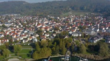 Sonbaharda güneşli bir günde Almanya 'da Constance Gölü' nün yanındaki Bodman-Ludwigshafen şehrinin hava manzarası.