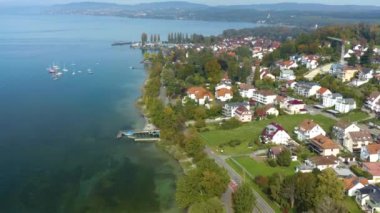 Sonbaharda güneşli bir günde Almanya 'da Constance Gölü' nün yanında şehrin havadan görünüşü....