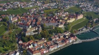 Sonbaharda güneşli bir günde Almanya 'da Constance Gölü' nün yanındaki Meersburg şehri havadan görünüyor.. 