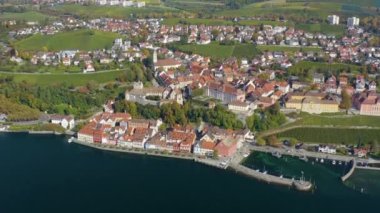 Sonbaharda güneşli bir günde Almanya 'da Constance Gölü' nün yanındaki Meersburg şehri havadan görünüyor.. 