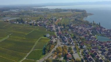 Sonbaharda güneşli bir günde, Almanya 'daki Constance Gölü' nün yanındaki Hagnau am Bodensee şehrinin havadan görünüşü. 