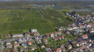 Sonbaharda güneşli bir günde, Almanya 'daki Constance Gölü' nün yanındaki Hagnau am Bodensee şehrinin havadan görünüşü. 