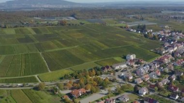 Sonbaharda güneşli bir günde, Almanya 'daki Constance Gölü' nün yanındaki Hagnau am Bodensee şehrinin havadan görünüşü. 
