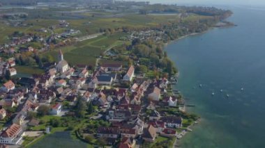 Sonbaharda güneşli bir günde, Almanya 'daki Constance Gölü' nün yanındaki Hagnau am Bodensee şehrinin havadan görünüşü. 
