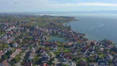 Sonbaharda güneşli bir günde, Almanya 'daki Constance Gölü' nün yanındaki Hagnau am Bodensee şehrinin havadan görünüşü. 