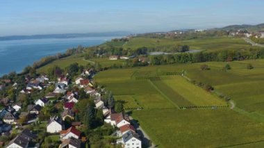 Sonbaharda güneşli bir günde, Almanya 'daki Constance Gölü' nün yanındaki Hagnau am Bodensee şehrinin havadan görünüşü. 