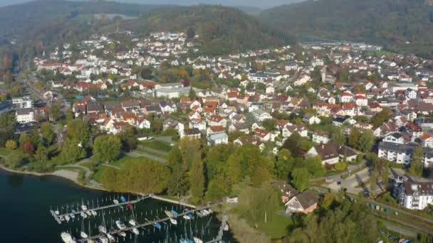 秋の晴れた日にドイツの湖コンスタンスの横にある都市Bodman Ludwigshafenの空中景色 — ストック動画