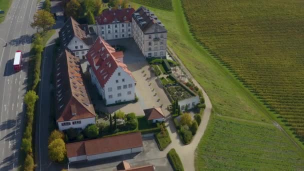 秋の晴れた日にドイツの湖コンスタンスの横の宮殿Schlo Kirchbergの空中景色 — ストック動画