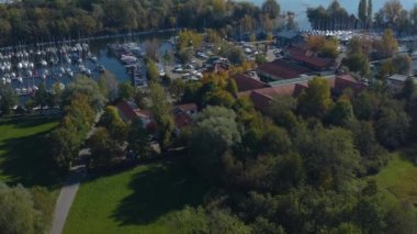 Sonbaharda güneşli bir günde Almanya 'daki Constance Gölü' nün yanındaki Langenargen kentinin havadan görünüşü,
