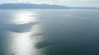 Constance Gölü 'ndeki Lindau adasının ve şehrin havadan görüntüsü. Sonbaharda güneşli bir günde.