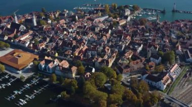 Constance Gölü 'ndeki Lindau adasının ve şehrin havadan görüntüsü. Sonbaharda güneşli bir günde.