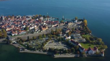 Constance Gölü 'ndeki Lindau adasının ve şehrin havadan görüntüsü. Sonbaharda güneşli bir günde.
