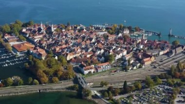 Constance Gölü 'ndeki Lindau adasının ve şehrin havadan görüntüsü. Sonbaharda güneşli bir günde.