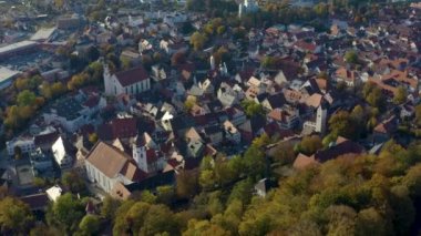 Sonbaharda güneşli bir öğleden sonra Almanya 'da Leutkirch im Allgaeu kentinin hava manzarası. 