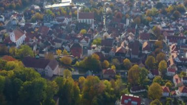 Sonbaharda güneşli bir öğleden sonra Almanya 'da Leutkirch im Allgaeu kentinin hava manzarası. 